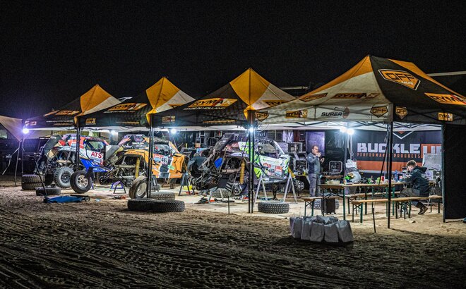 I gazebo da gara si trovano al Rally Dakar 2022 e riparano le macchine e lo staff Rymax durante la notte. I gazebi sono accessoriati con diverse luci 