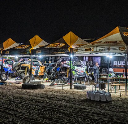 I gazebo da gara si trovano al Rally Dakar 2022 e riparano le macchine e lo staff Rymax durante la notte. I gazebi sono accessoriati con diverse luci 