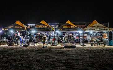 Die Rennzelte befinden sich bei der Rallye Dakar 2022 und schutzen den Rymax- Autos und dem Personal während der Nacht. Die Pavillons sind mit verschiedenen Leuchten ausgestattet