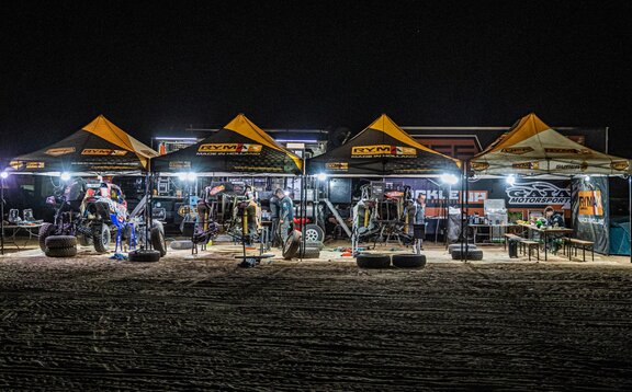 I gazebo da gara si trovano al Rally Dakar 2022 e riparano le macchine e lo staff Rymax durante la notte. I gazebi sono accessoriati con diverse luci 