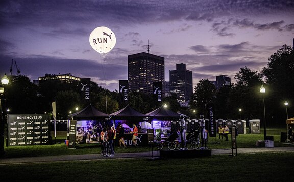 gazebo utilizzato alla corsa 10 km femminile organizzata da Puma a Boston al tramonto | © promotionaltent used at the Puma 10K run for women in Boston during the sunset