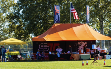 gazebo sportivo arancione in un parco negli Stati Uniti durante l'evento di Smarter Team Training