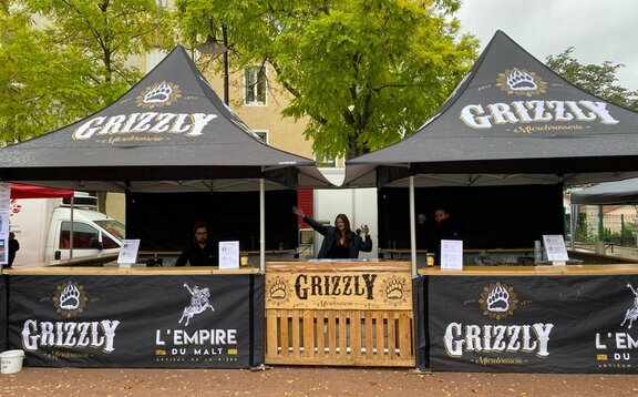 Due gazebo a pagoda neri con tettoia e bancone per evento in Francia Grizzly