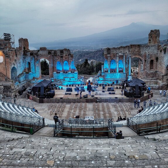 En el Teatro Antiguo de Taormina hay dos carpas plegables negras de 3x3 m a la derecha y a la izquierda del escenario. Debajo hay dispositivos técnicos para el concierto.