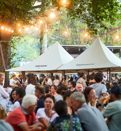 Mastertent Baukastensystem Festivalpavillons mit Vordach in weiß.
