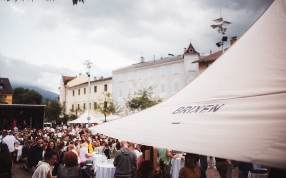 Pavillon pliable 3x3 m en blanc avec auvent noir à logo et bandeau droit Mastertent | © fabianleitner