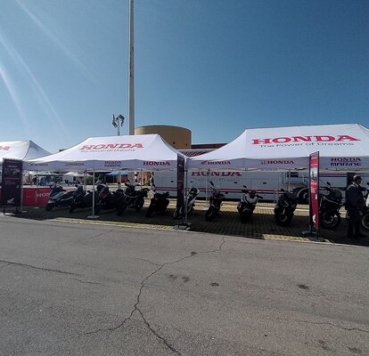 3 Mastertent Faltpavillon 8x4 gebrandet von Honda Italien auf Parkplatz als Ausstellungsfläche für Motorräder mit Werbeaufsteller