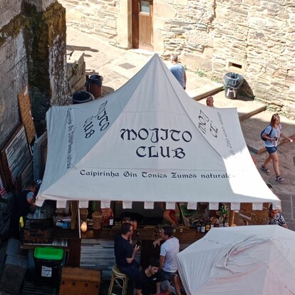 Man sieht einen Faltpavillon 3x3 von oben. Er hat 4 Vordächer nach Maß. Er wird als Streed Food Stand genutzt.