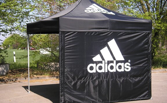 Faltpavillon 3x3 m schwarz mit einer Seitenwand mit Adidas-Logo bedruckt