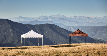 Twee 3x3 m Mastertent vouwtenten in de bergen