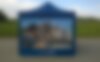 Ein dunkelblaues 3x3 m Promotionzelt steht auf einem gepflasterten Weg im Freien. Die komplette Seitenwand ist mit einem Foto bedruckt. Auf dem Foto ist eine Familie abgebildet, die ein Foto vor einer Statue machen. 