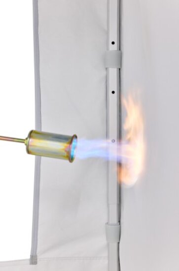 Il tessuto del gazebo cucina in fibra di vetro refrattaria viene testato con una fiamma di fuoco diretta e non brucia