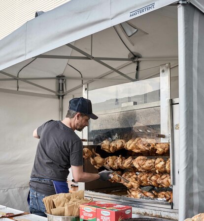 Koch kocht den Spieß bei einer Veranstaltung unter einem feuerfesten und feuerfesten Küchenzelt von Mastertent