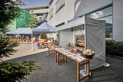 Hähnchen am Spieß, zubereitet unter einem feuerfesten Mastertent-Küchenzelt bei einer Veranstaltung 