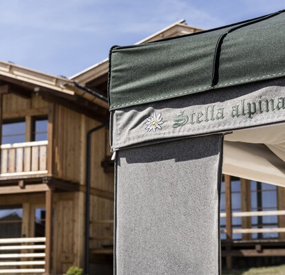 Stoffa Loden verde e grigia sul gazebo pieghevole Loden. Scritta verde personalizzata ricamata sul tessuto per gazebo Loden.