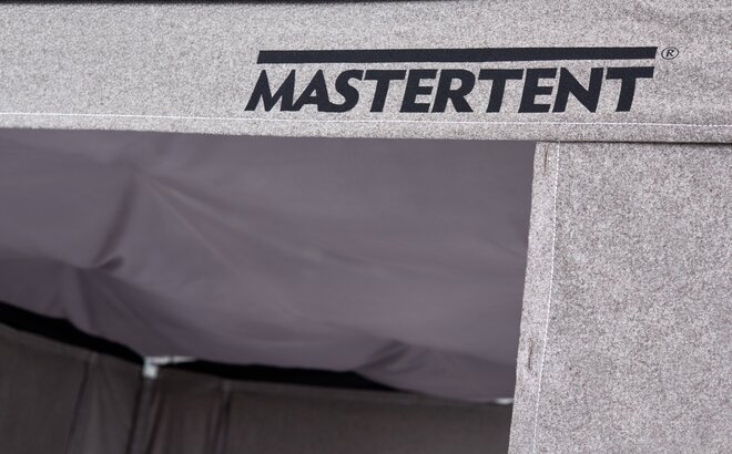 Dettaglio di gazebo personalizzato con stampa di logo Mastertent su stoffa per gazebo Loden grigio e cielo grigio