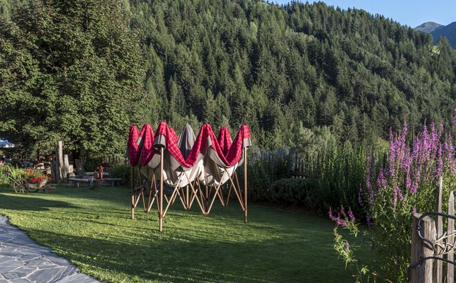 Gazebo pieghevole semi- aperto con stoffa per gazebo Loden rosso- grigia dona un atmosfera alpina al giardino. Struttura del gazebo con colori personalizzati. 