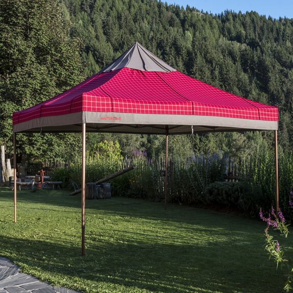 Faltpavillon mit rot-grauem Lodenstoff-Überzug wurde zur Gänze im Garten aufgezogen.