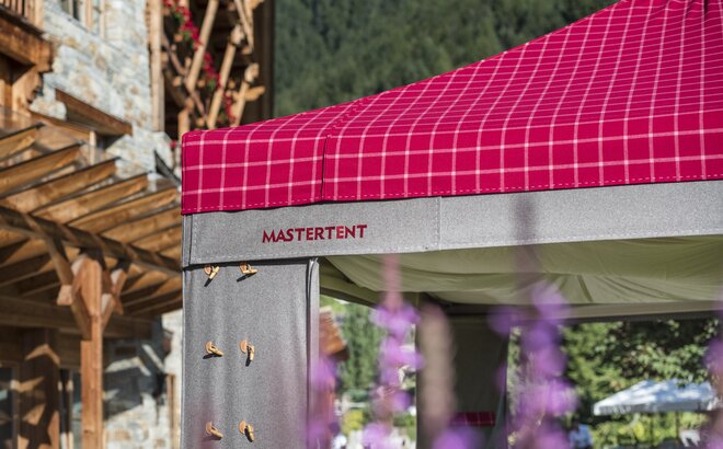 Der Kit Loden Überzug von der Firma MASTERTENT steht im Freien und Blätter befinden sich auf dem Überzug.