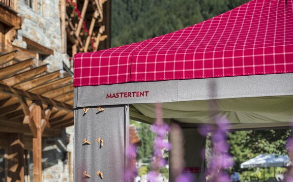 Tessuto per gazebo Loden fuxia e grigio con bottoni e ricami personalizzati per ambienti alpini e baite. 