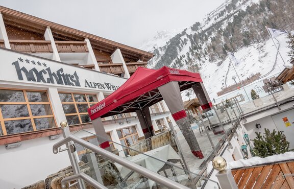 Gazebo esterno Mastertent 3x3m con copertura Loden per entrata hotel di montagna di lusso in inverno con la neve. Colori alpini marrone e rosso. Atmosfera montana e natalizia.