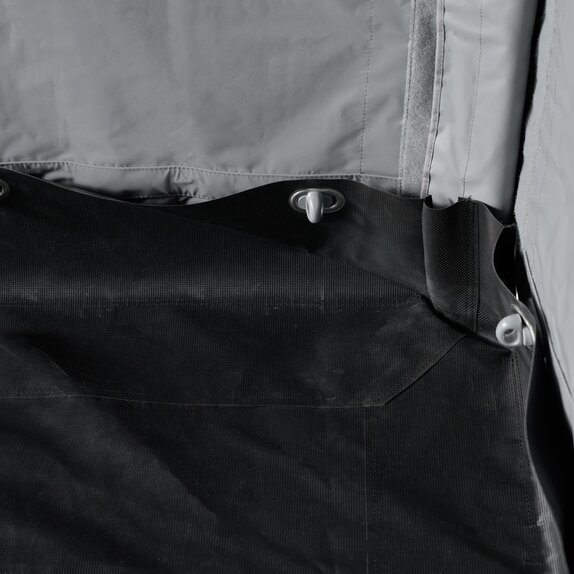 En el Kit Rescue, las paredes laterales se unen al suelo. La mujer está pasando la barra por las presillas.