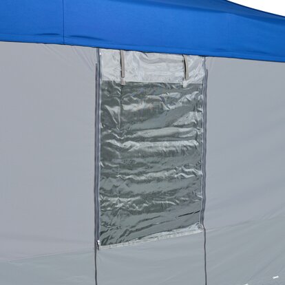 Parete laterale gazebo Kit Rescue con porta finestra e rinforzo in PVC bianco. Attraverso la finestra si vede la zanzariera del kit Rescue.