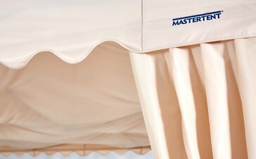 Detailfoto vom ecrufarbenen Vorhang bei einem Faltpavillon mit gewellter Blende.