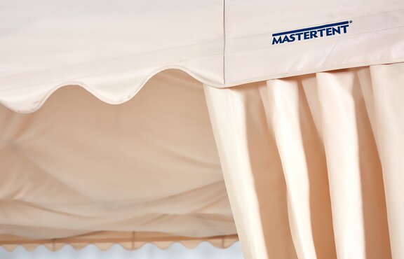 Detailfoto vom ecrufarbenen Vorhang bei einem Faltpavillon mit gewellter Blende.