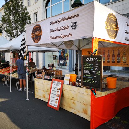Punto di vendita "La Mule" per crepes personalizzato con logo e una parete rossa e personalizzata con una grande finestra panoramica. 
