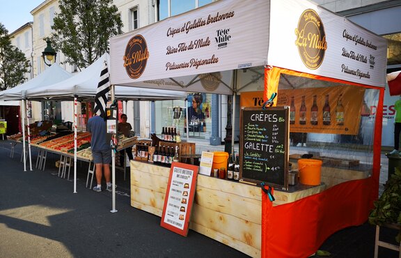 Logo printed crepes sales stand with a flat roof by "La Mule" and a red printed sidewall with a large panorma window. 