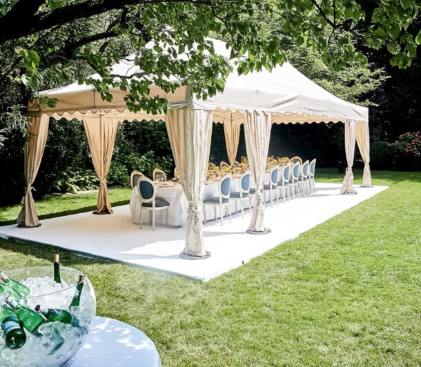 Das Hochzeitszelt mit 10x4 m wurde extra angefertigt. Es steht im Garten und darunter ein gedeckter Tisch für die Gäste.