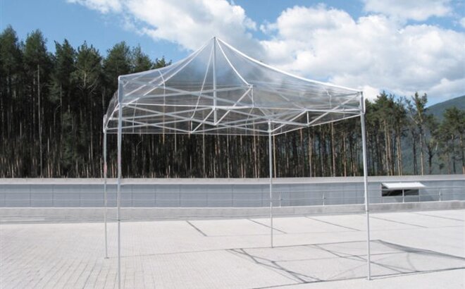 Gazebo pieghevole prodotto su misura con tetto in PVC trasparente su terreno asfaltato.