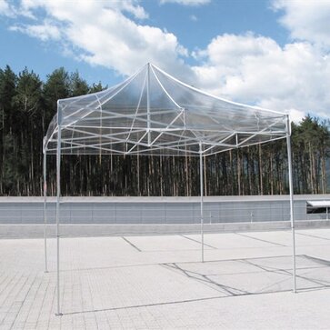 Gazebo pieghevole prodotto su misura con tetto in PVC trasparente su terreno asfaltato.