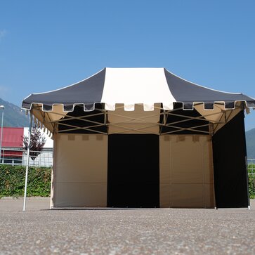 Eine eigens angefertigter Faltpavillon in den Farben schwarz und ecru steht auf einem Vorplatz. Der Faltpavillon hat eine Schlossblende.