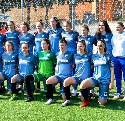 Squadra di calcio femminile SSV Brixen Su un campo da calcio, sotto una porta, le calciatrici di una società sportiva altoatesina sono in piedi o in ginocchio.