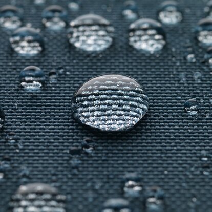 Pavilion pliabil albastru cu picături mari de apă.