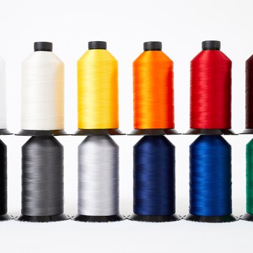 The thread rolls for the fabrics of the gazebos are displayed side by side: white, ecru, yellow, orange, red, bordeaux, black, grey, light grey, dark blue, light blue and green.