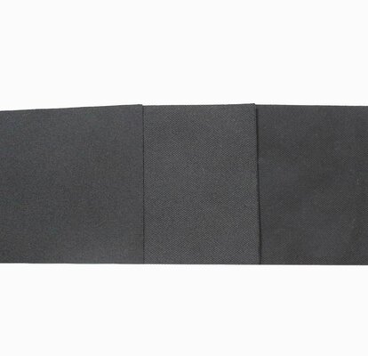 Der Farbunterschied von Pirontex in schwarz: v.l.n.r.: Referenz, nach 6 Monaten, nach 12 Monaten.