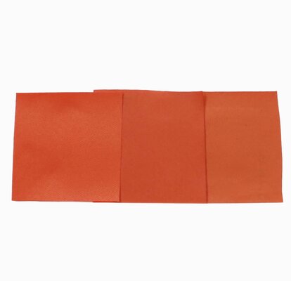 Der Farbunterschied von Pirontex in orange: v.l.n.r.: Referenz, nach 6 Monaten, nach 12 Monaten.