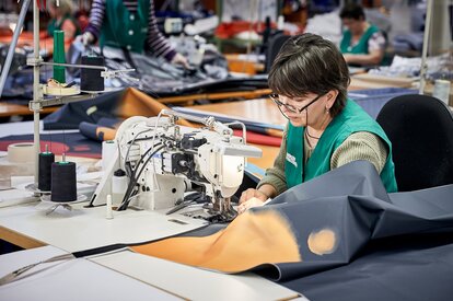 I gazebo pieghevoli sono cuciti insieme nella sala di cucito.