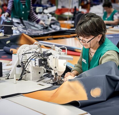 I gazebo pieghevoli sono cuciti insieme nella sala di cucito.