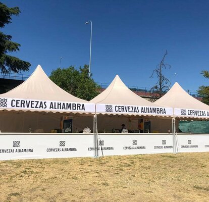Tre gazebo pieghevoli ecru 5x5 m con tetto a pagoda per vendita birra Cervezas Alhambra ad un evento in Spagna