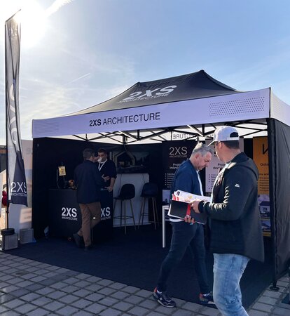 Ora traduci l'alt: Gazebo pieghevole nero 4,5x3m con pareti laterali personalizzato con logo 2XS architecture - Mastertent