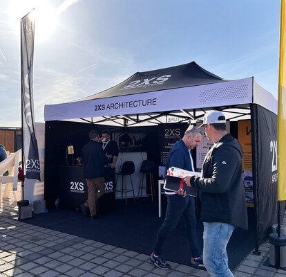 Ora traduci l'alt: Gazebo pieghevole nero 4,5x3m con pareti laterali personalizzato con logo 2XS architecture - Mastertent