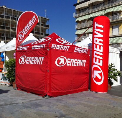 Gazebo pieghevole pubblicitario Mastertent rosso con pareti laterali personalizzato con logo Enervit