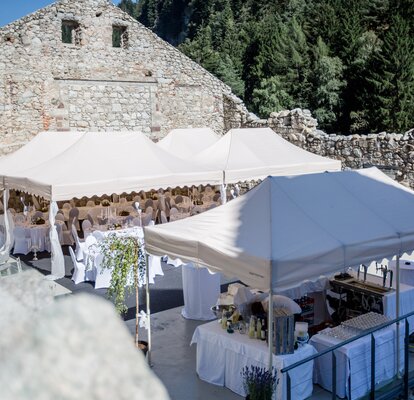 Gazebo pieghevoli Mastertent 4,5x3 color ecru nelle rovine di un castello per elegante ricevimento matrimoniale