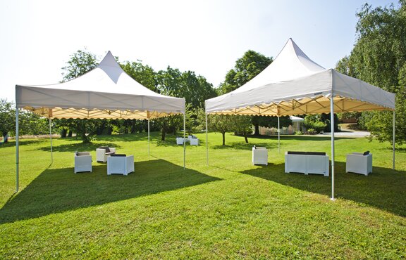 Krém színű összecsukható pavilonok pagoda tetővel és hullámos díszszegéllyel kerti szabadtéri lounge eseményhez