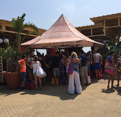 Gazebo pieghevole personalizzato funge da stand hotellerie e ripara gli ospiti dal sole con le tettoie