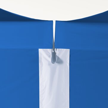 Weißes Mittelverbindungsstück zwischen zwei blauen Faltpavillons. Damit kann kein Wind und Wasser von der Seite eindringen.